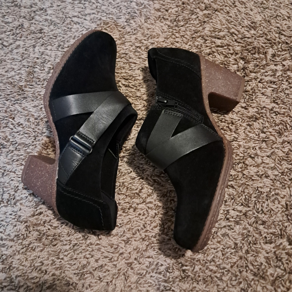 Collection Clark sashlin Fiona suede leather ankle bootie block heel size 8W.